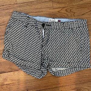 SO Black and White Pattern Short - Size 7 (NWOT)